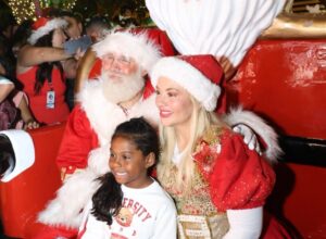 Abertura do Natal em Araruama ilumina a Praça Antônio Raposo com magia e alegria