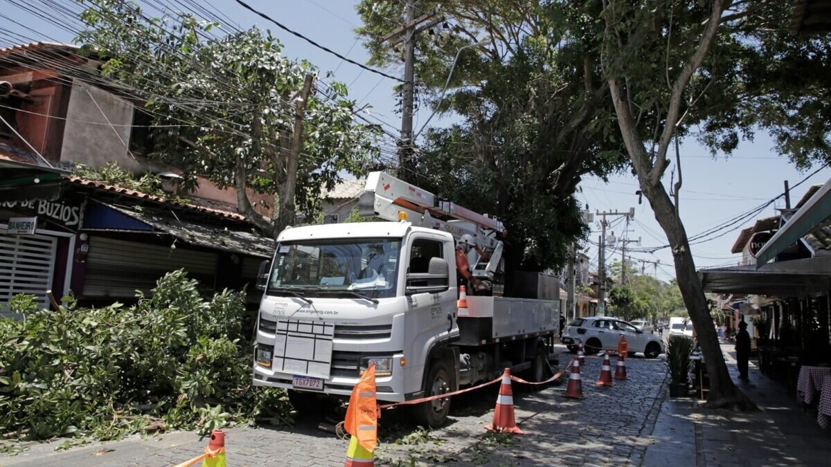 Enel Rio e Prefeitura de Búzios promovem ação de poda em áreas turísticas