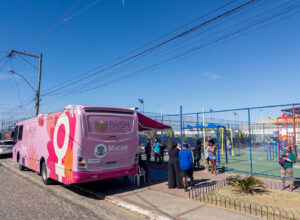 Projeto Ônibus Rosa leva atendimento médico e bem-estar feminino ao Lagomar