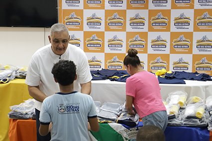 Alunos da rede municipal recebem novos uniformes em Rio das Ostras