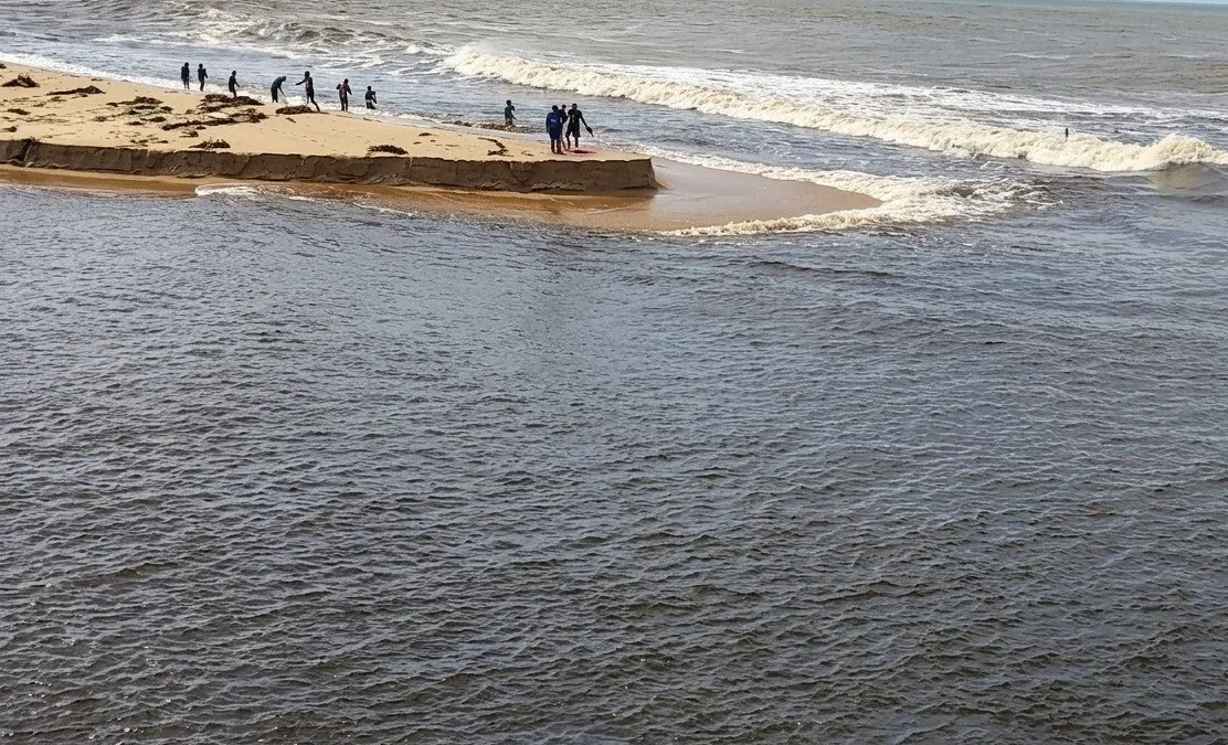 Quissamã realiza abertura da barra em Barra do Furado para reduzir alagamentos