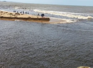 Quissamã realiza abertura da barra em Barra do Furado para reduzir alagamentos
