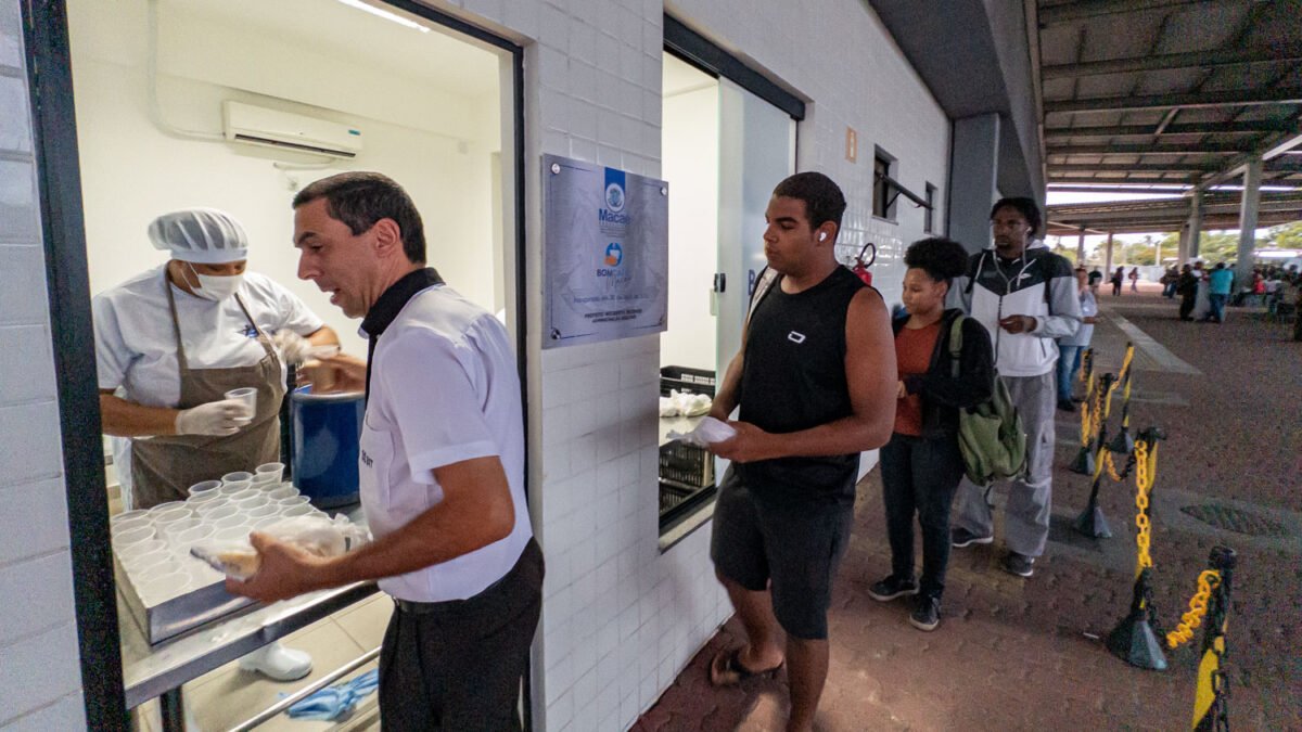 Novo projeto oferece café da manhã gratuito a trabalhadores e idosos em Macaé