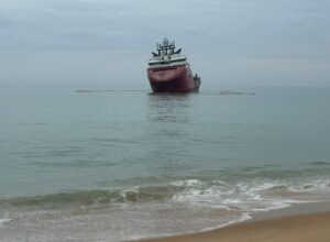 Acidente com rebocador em Macaé acende alerta sobre impactos do petróleo e disputa de royalties no STF