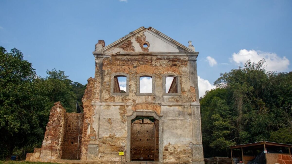 Ruínas de igreja do século 18 viram símbolo histórico em Cachoeiras de Macacu
