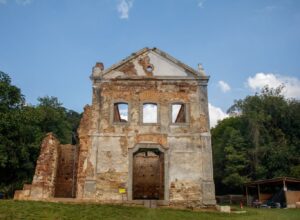 Ruínas de igreja do século 18 viram símbolo histórico em Cachoeiras de Macacu