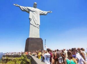Feriados de Tiradentes e São Jorge impulsionam turismo e elevam consumo no Estado do Rio