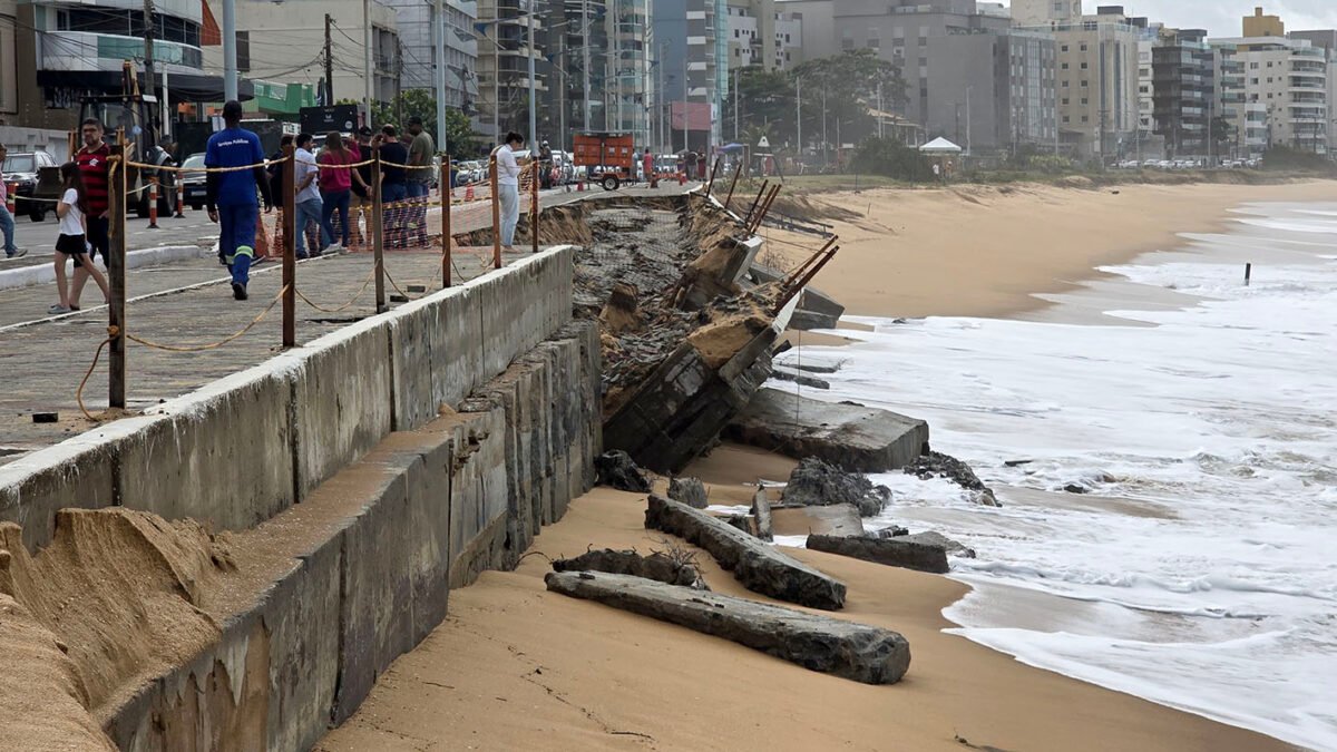 Prefeitura de Macaé realiza ação emergencial para conter desmoronamento de calçadão na Praia Campista