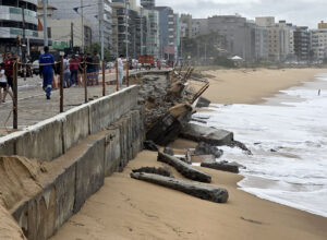 Prefeitura de Macaé realiza ação emergencial para conter desmoronamento de calçadão na Praia Campista