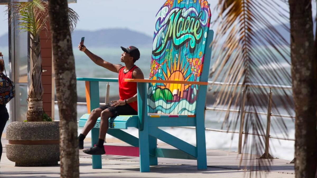 Cadeira gigante é o novo ponto turístico de Macaé