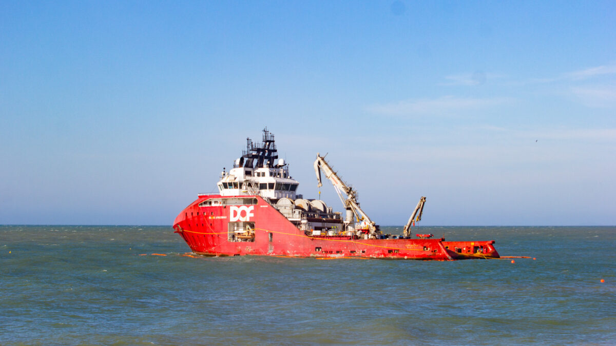 Prefeitura de Macaé participa da operação de reflutuação do navio Skandi Amazonas encalhado na Praia Campista