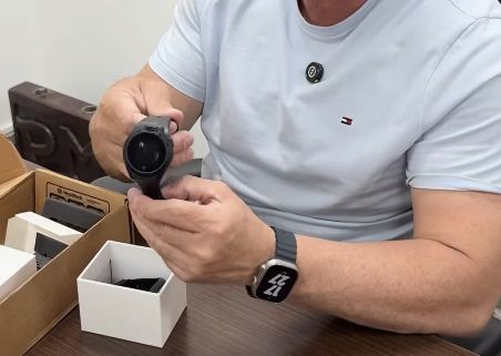 O dispositivo eletrônico é semelhante a smartwatch. Foto: Divulgação