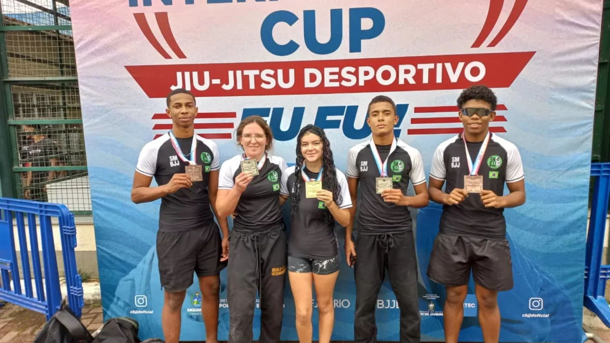 Projeto social de jiu-jitsu de Arraial do Cabo conquista 13 medalhas em competição em Saquarema