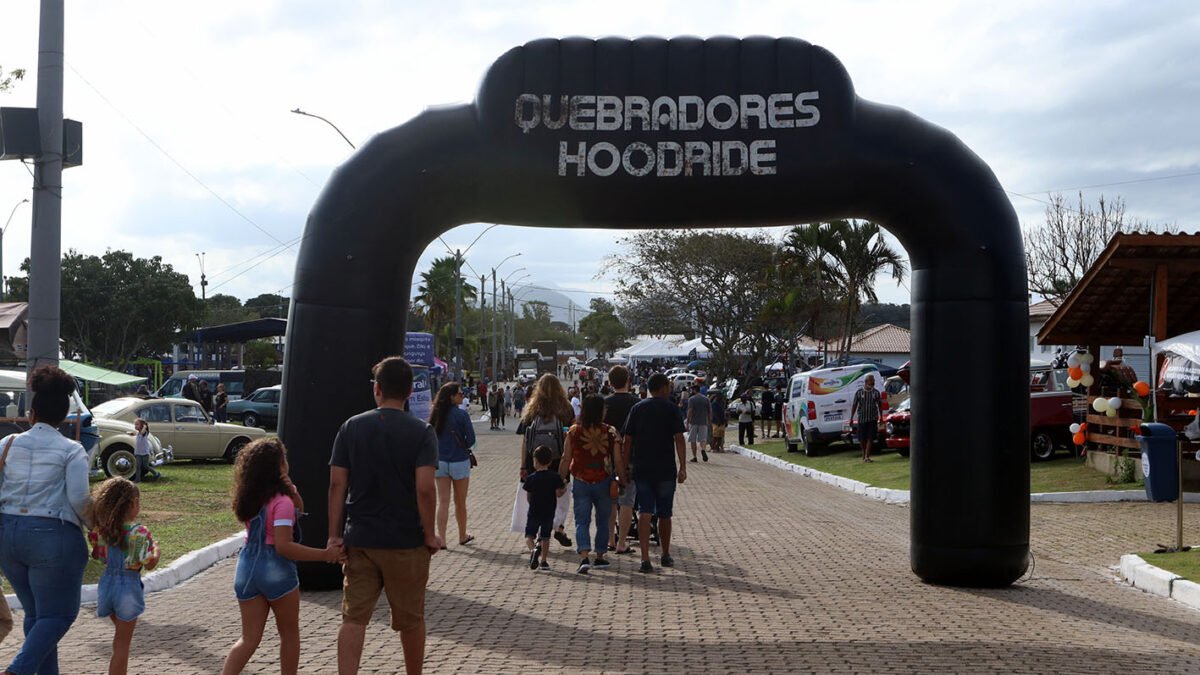 9º Anual Quebradores Hoodride reúne carros antigos, música e cultura automotiva em Macaé