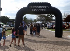 9º Anual Quebradores Hoodride reúne carros antigos, música e cultura automotiva em Macaé