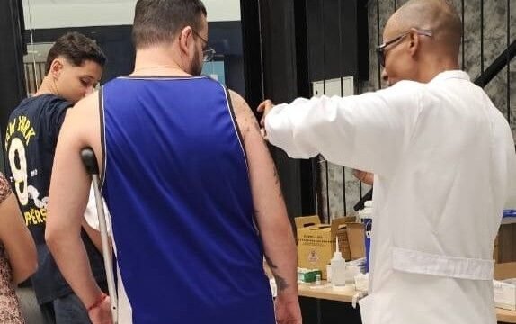 Vacinação no shopping faz parte das ações da Vigilância para ampliar a cobertura vacinal do Município. Foto: Divulgação