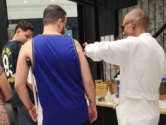 Vacinação no shopping faz parte das ações da Vigilância para ampliar a cobertura vacinal do Município. Foto: Divulgação